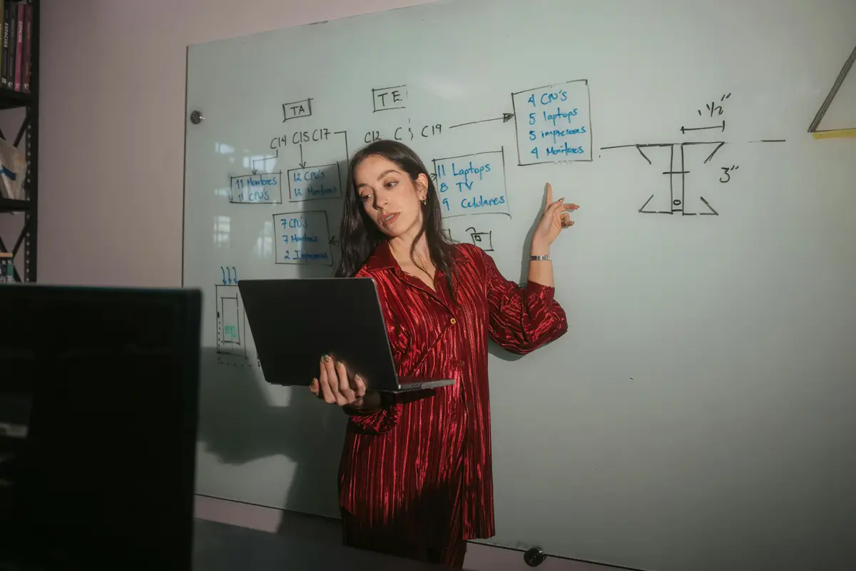 Dwóch polskich specjalistów logistyki omawiających dane na ekranie komputera w biurze w Gdyni.